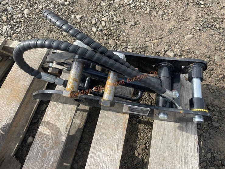 ir-mini-excavator-hydraulic-thumb-image-3