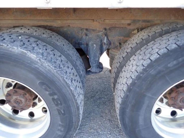 2014-freightliner-business-class-m2-106-image-61