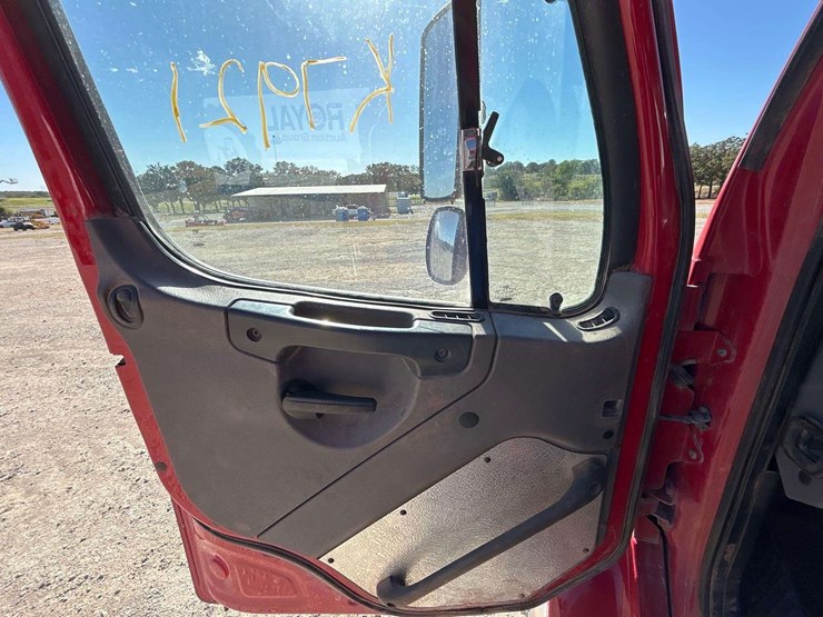 2019-freightliner-day-cab-image-10