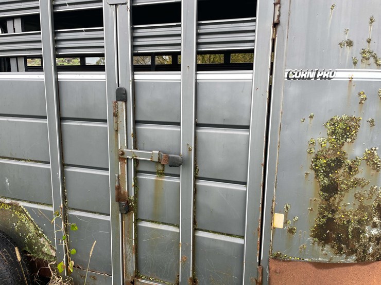 #8040-•-1998-corn-pro-tandem-axle-horse-trailer-(no-title)-image-17