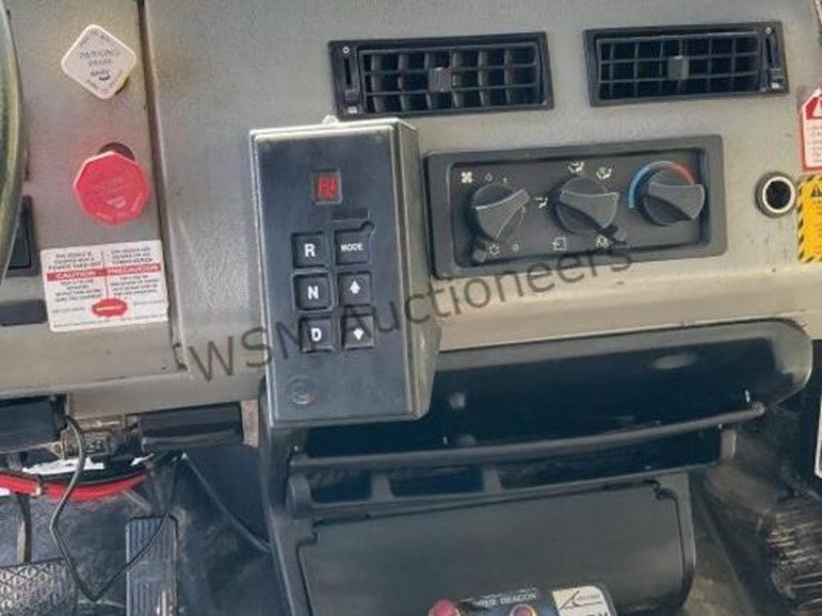 2003-freightliner-fl80-image-24