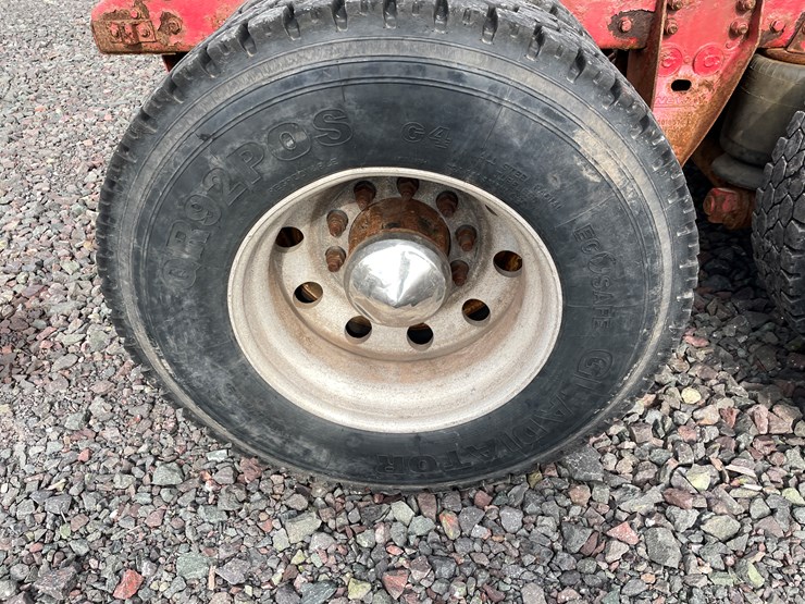 #1001-•-2004-kenworth-semi-tractor-(has-mi-title)-image-54