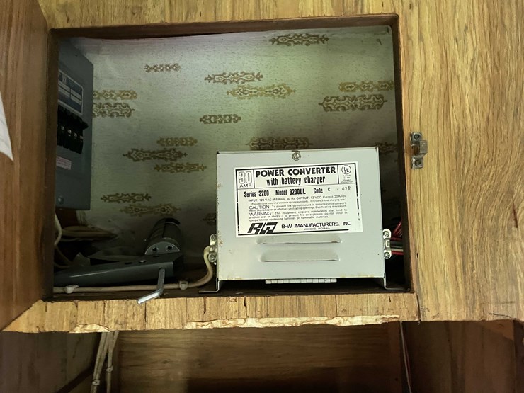 #8044-•-1986-3-horse-gooseneck-camper-trailer-(no-title)-image-62