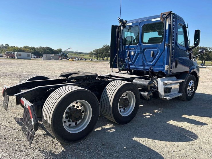 2021-freightliner-cascadia-116-image-3