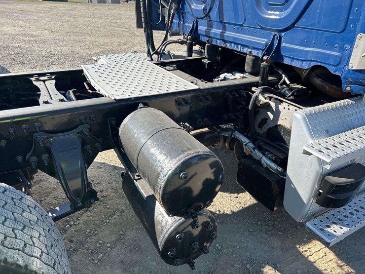 2021-freightliner-cascadia-116-image-24