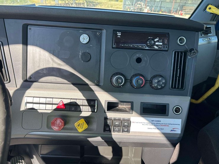 2021-freightliner-cascadia-116-image-15