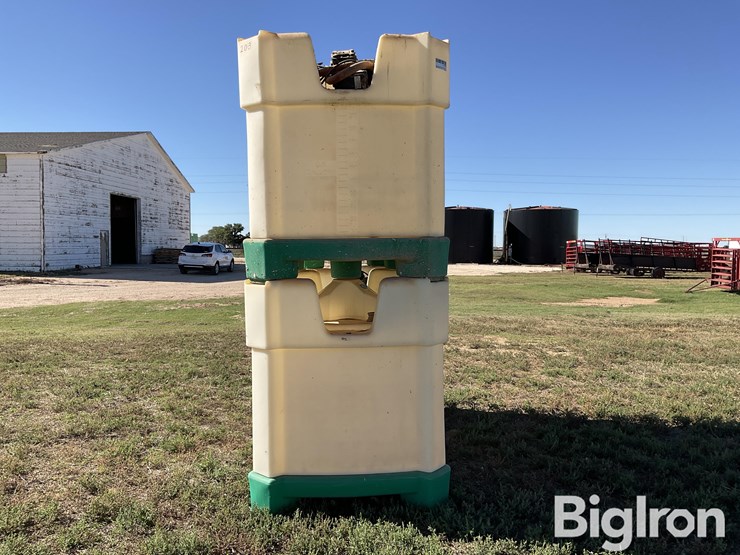 monsanto-250-gallon-liquid-fertilizer-poly-shuttles-image-6