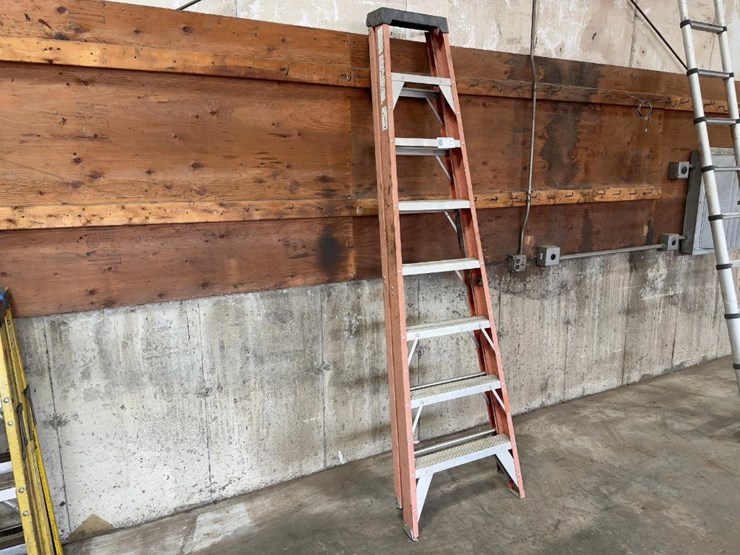 8'-fiberglass-step-ladder-image-2
