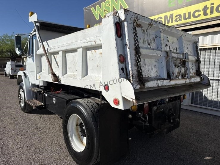 2004-freightliner-fl70-image-8