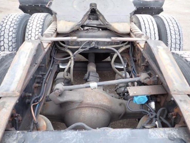 2010-freightliner-cascadia-t/a-hiway-tractor---day-image-47