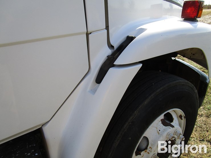 2000-freightliner-fl70-image-20