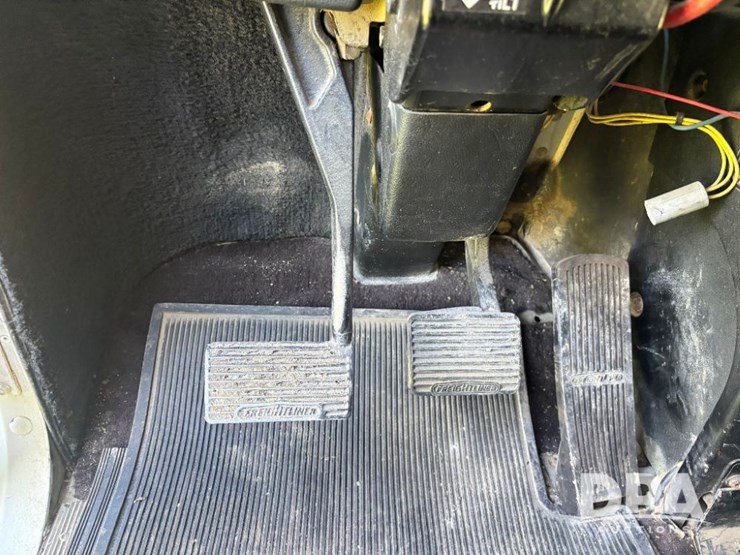 1993-freightliner-fld120-image-87