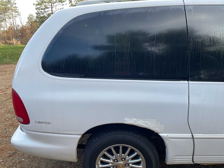 1999-chrysler-town-&-country-image-28