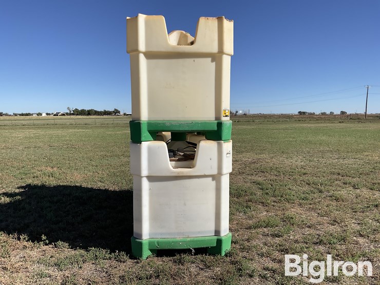 monsanto-250-gallon-liquid-fertilizer-poly-shuttles-image-2