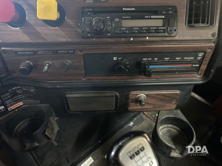 1999-freightliner-fld120-image-40