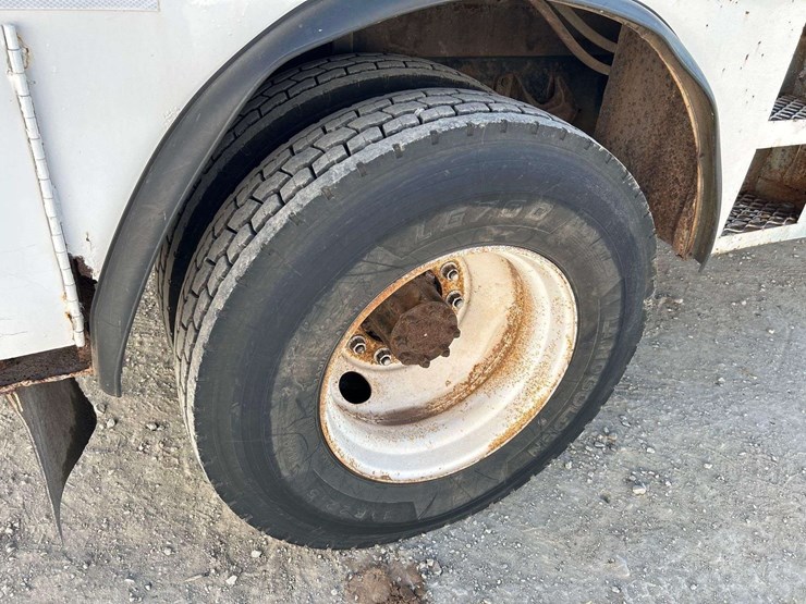 2005-international-durastar-4300-image-36