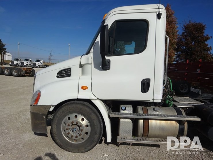 2018-freightliner-cascadia-day-cab-truck-(pz13986,-unit-405)-image-54