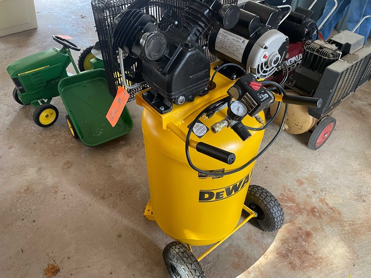 #6606-•-dewalt-air-compressor-image-3