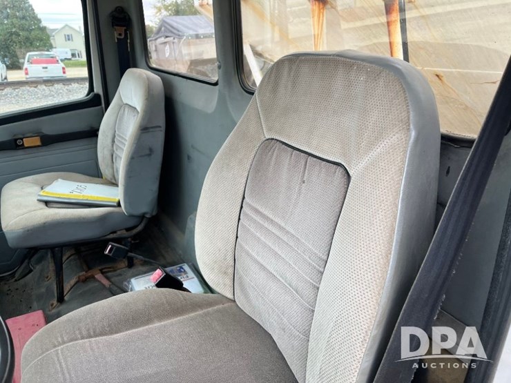 1995-freightliner-fl70-image-52