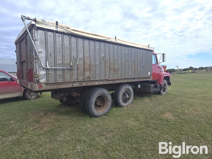 1976-ford-700-image-5