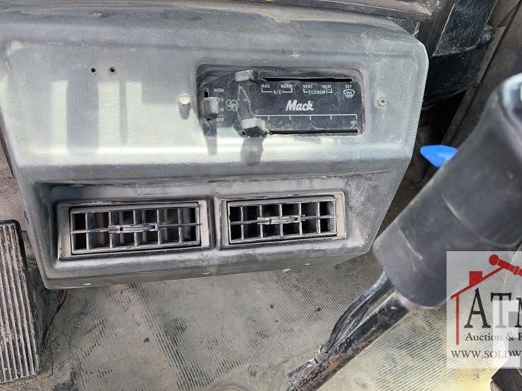 2000-mack-rd690s-image-22