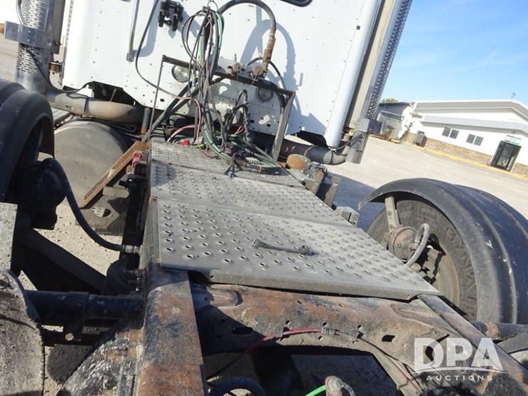 2016-freightliner-coronado-day-cab-glider-truck-(pz13983,-unit-716)-image-69