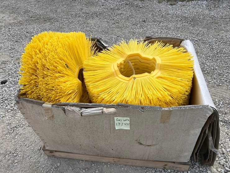 caterpillar-100-image-15