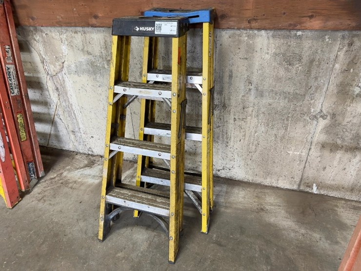 (2)-4'-fiberglass-step-ladders-image-1