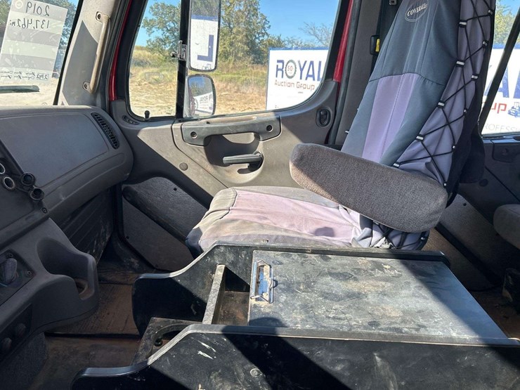 2019-freightliner-day-cab-image-15