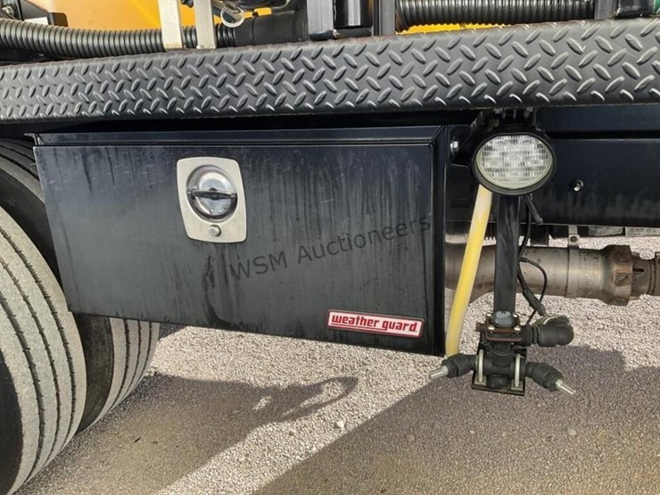 2014-international-4300lp-spray-truck-image-17