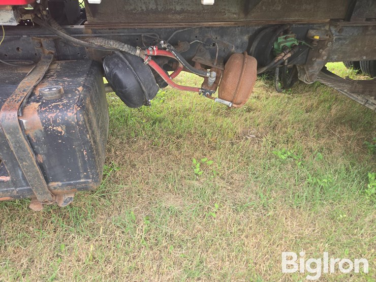 1976-ford-700-image-11