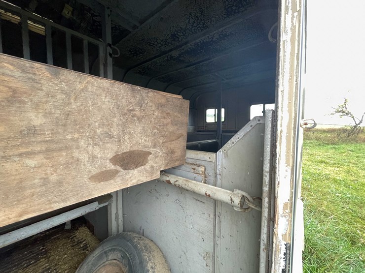 #8044-•-1986-3-horse-gooseneck-camper-trailer-(no-title)-image-50