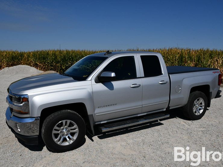 2017-chevrolet-silverado-1500-lt-image-1