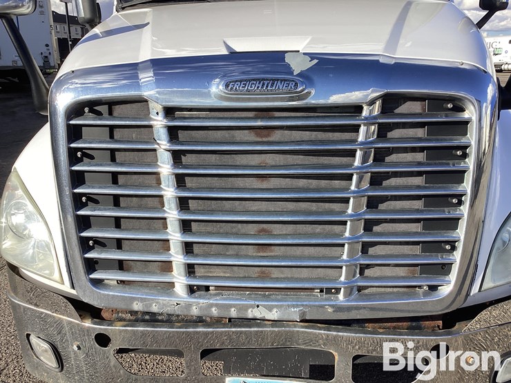 2013-freightliner-cascadia-125-image-16