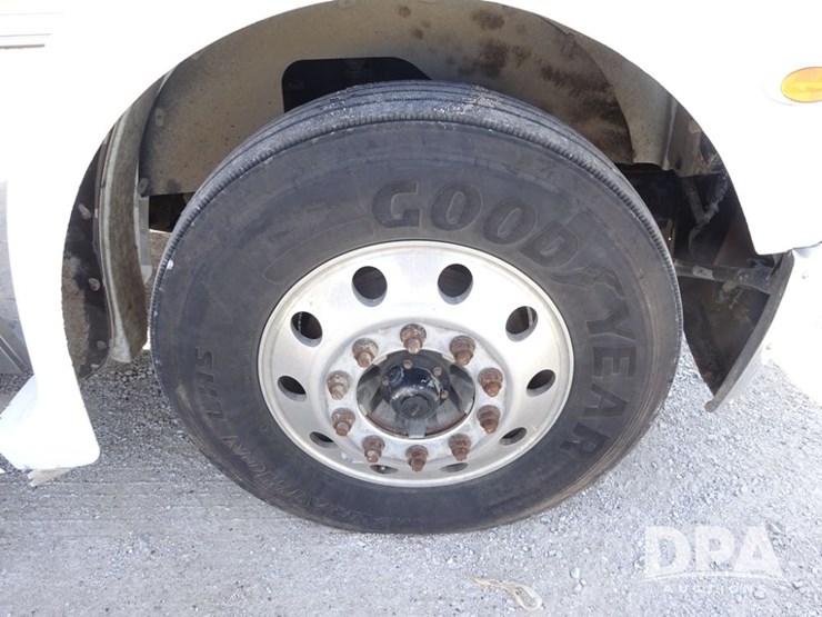 2017-freightliner-coronado-day-cab-glider-truck-(pz13993,-unit-725)-image-40