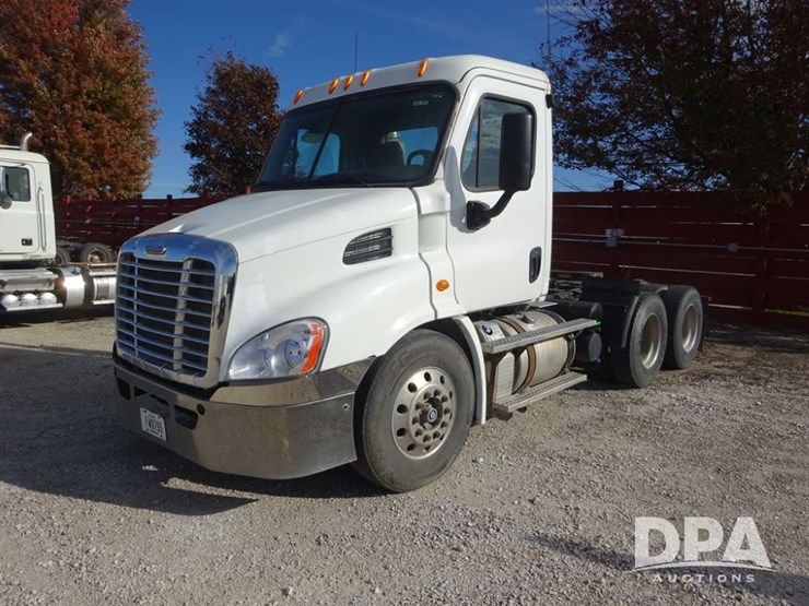 2018-freightliner-cascadia-day-cab-truck-(pz13986,-unit-405)-image-2
