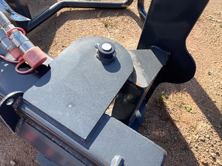 #4085-•-wolverine-skidsteer-bale-squeeze-attachment-image-7