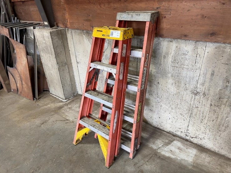 (2)-4'-fiberglass-step-ladders-image-1