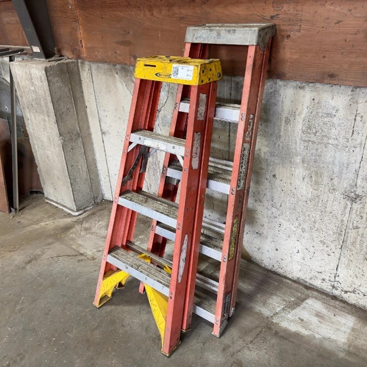 (2) 4' FIBERGLASS STEP LADDERS