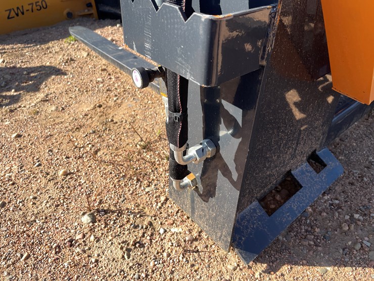 #4092-•-wolverine-pallet-fork-hydraulic-adjustable-attachment-image-4