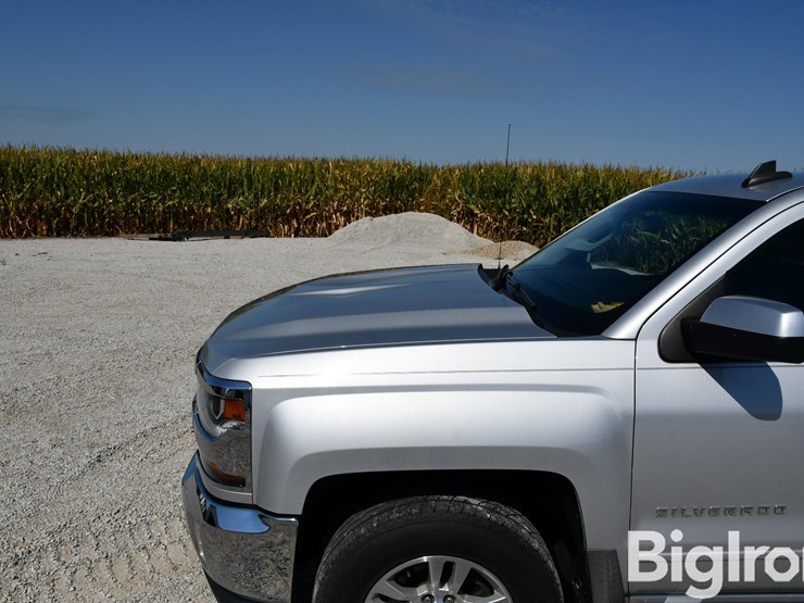 2017-chevrolet-silverado-1500-lt-image-11