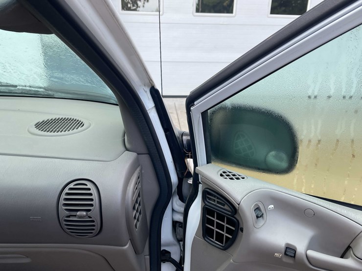 1999-chrysler-town-&-country-image-88