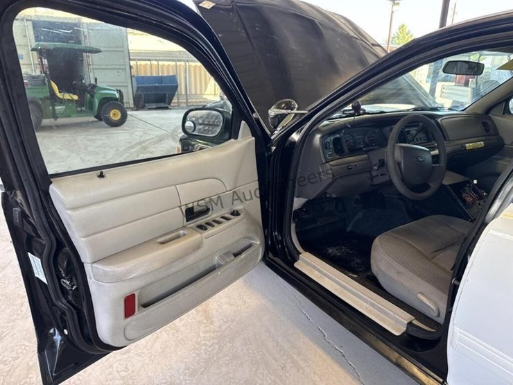 2009-ford-crown-victoria-sdn-image-25