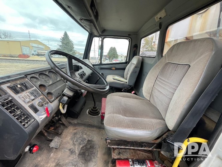 1995-freightliner-fl70-image-48