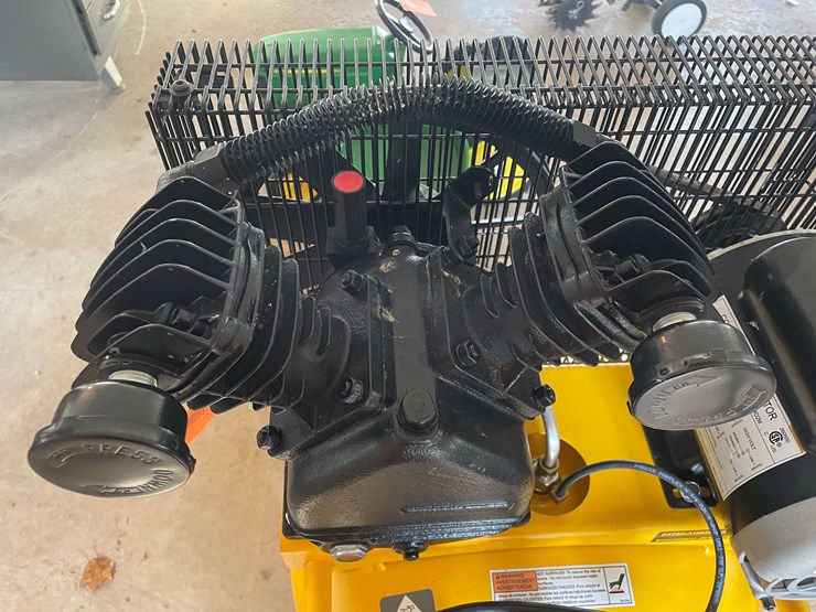 #6606-•-dewalt-air-compressor-image-11