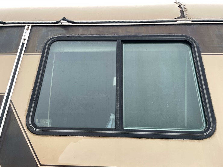 #8044-•-1986-3-horse-gooseneck-camper-trailer-(no-title)-image-19