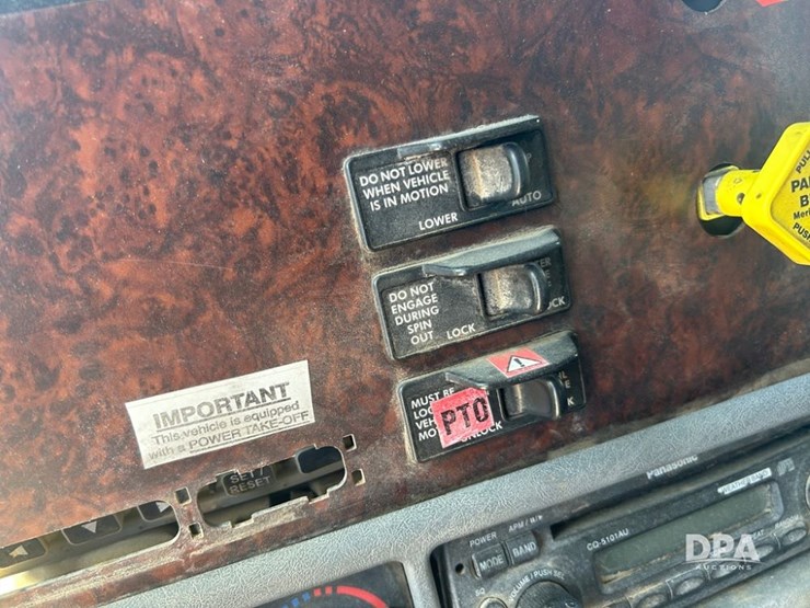 2006-freightliner-century-dry-truck-(cp1180-unit-16052)-image-44