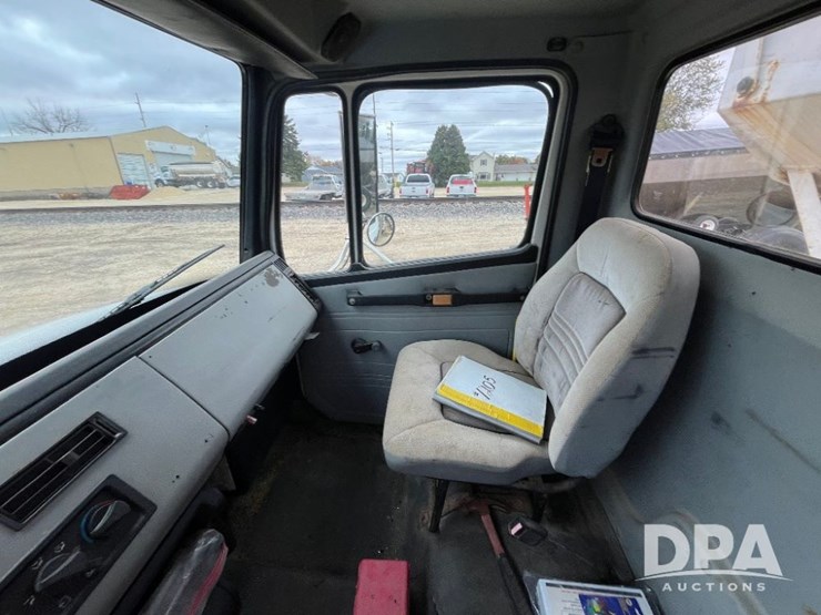 1995-freightliner-fl70-image-61