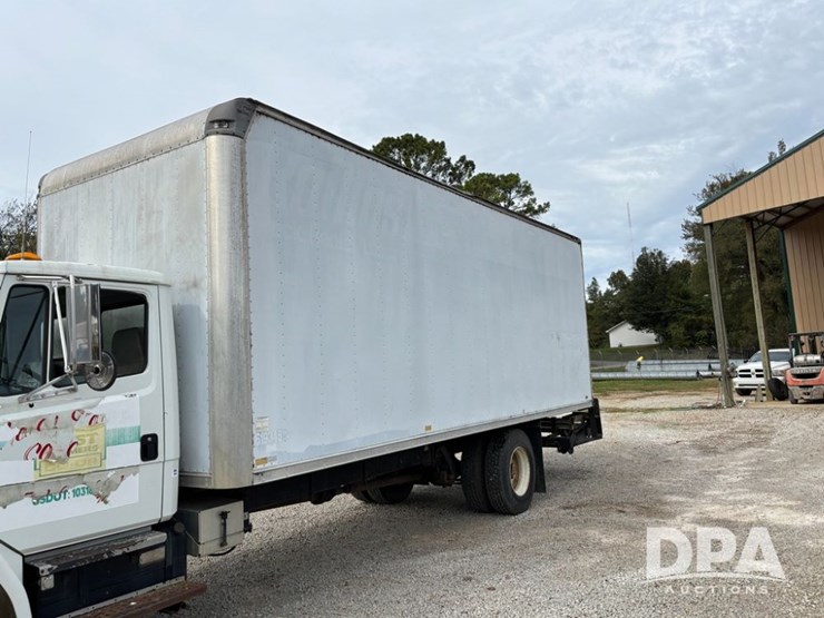 2000-freightliner-fl70-image-2