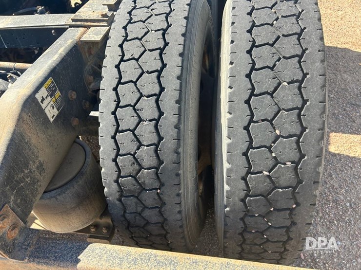 2004-peterbilt-379-image-21